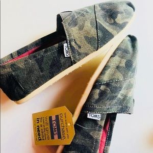 camo print toms shoes• size 9.5